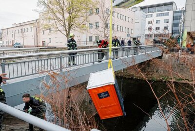 Kurioser Einsatz: Rettungskräfte bergen Dixiklo aus Fluss - Aus der Chemnitz wurde heute Nachmittag ein Dixiklo geborgen. Foto: ChemPic