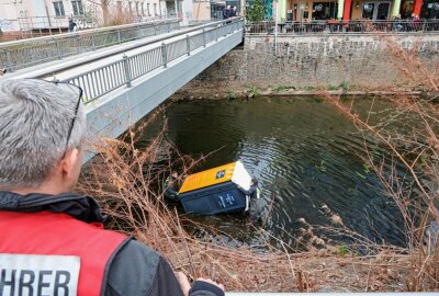 Kurioser Einsatz: Rettungskräfte bergen Dixiklo aus Fluss - Aus der Chemnitz wurde heute Nachmittag ein Dixiklo geborgen. Foto: ChemPic
