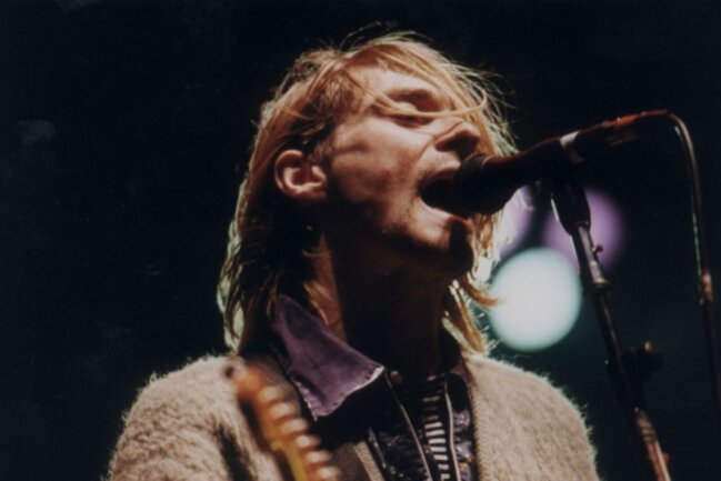 Kurt Cobain: Zerschmetterte Gitarre für rund 500.000 Dollar versteigert - Eine Gitarre, die Kurt Cobain einst auf der Bühne zerschmettert hatte, wurde für eine knappe halbe Million US-Dollar versteigert.