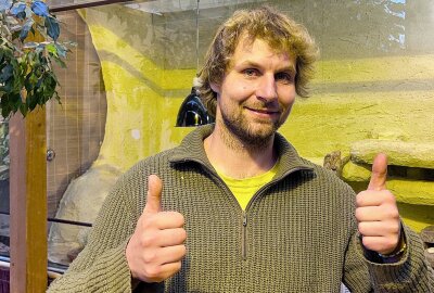 Kurzohr-Rüsselspringer haben Nachwuchs - Zootierpfleger Peter Hömke im Warmhaus, wo auch die Kurzohr-Rüsselspringer ihr Zuhause haben. Foto: Ralf Wendland