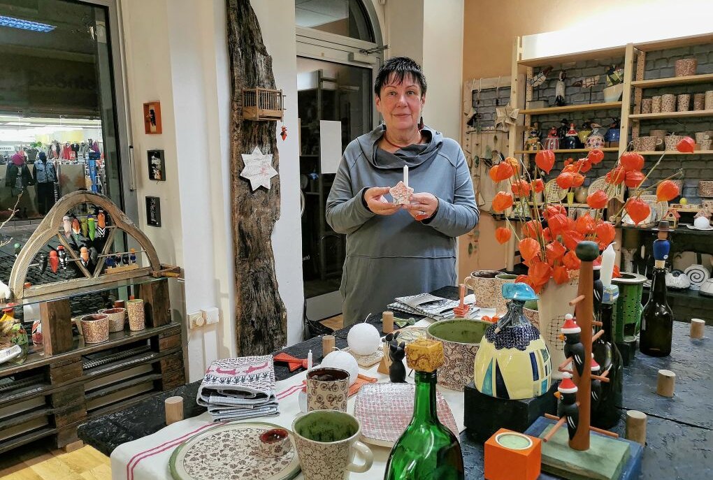 Keramikerin Heike Kozok im Kurzzeitladen, in dem sie und Holzgestalterin Nele Jakob bis 23. Dezember ihre Kunstwerke anbieten. Foto: Thiele