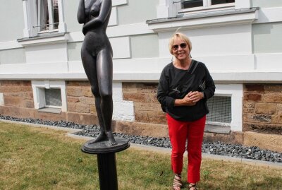 "La Belle": Freiberg präsentiert Skulpturen des Bildhauers Gottfried Kohl - Frau Prof. Eva Maria Kohl, Tochter des Bildhauers Gottfried Kohl bei ihrer Rede. Foto: Renate Fischer