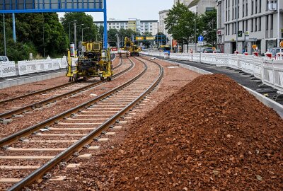 Länger als geplant: Diese Bauarbeiten in Chemnitz verzögern sich - Diesw Maßnahmen umfassen nicht nur die Erneuerung des Gleiskörpers und der Fahrleitung, sondern beinhalten auch die barrierefreie Modernisierung von vier Haltestellenpaaren.  Foto: Andreas Seidel