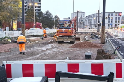 Die seit Februar andauernden Bauarbeiten der Chemnitzer Verkehrs-AG (CVAG) an der Straßenbahntrasse Richtung Schönau sollten ursprünglich im Dezember beendet sein. Daraus wird nun nichts.