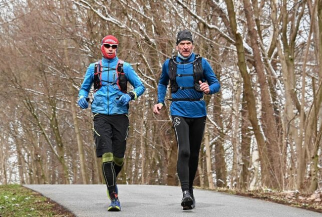 Heiko Bartsch (li.) und Frank Kakies vom Läuferbund Schwarzenberg sind den Marathon gelaufen. Foto: Ramona Schwabe