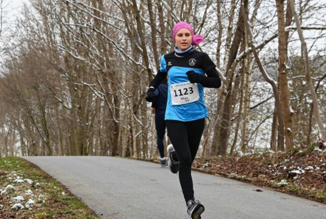 Maja Schmidt vom Läuferbund Schwarzenberg ist über die 10 Kilometer Landesmeisterin der Altersklasse WJ U18. Foto: Ramona Schwabe