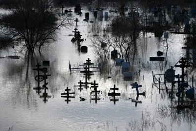 Lage in Russlands Hochwassergebieten weiter angespannt - Ein Friedhof in Orsk in Russland steht unter Wasser.