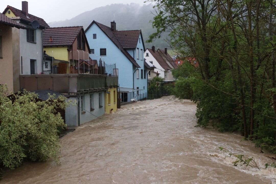Lage zugespitzt: Menschen aus überfluteten Häusern gerettet - Starke Regenfälle haben in der Ortschaft Hausen bei Bad Ditzenbach im Landkreis Göppingen die Fils über die Ufer treten lassen.
