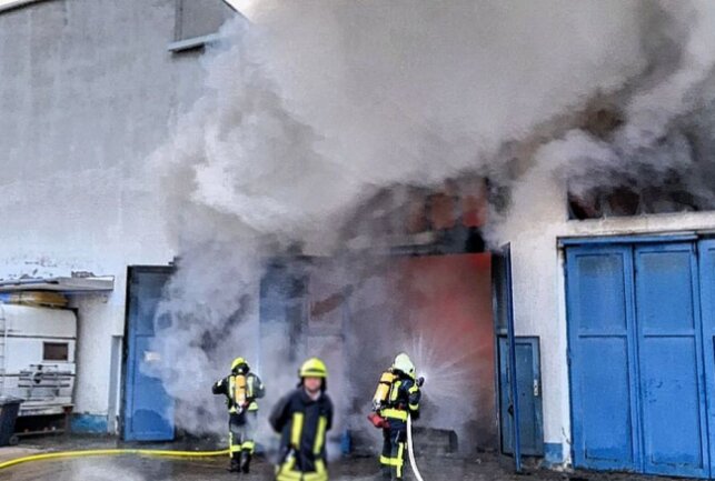 Lagerhalle im Vogtland steht in Flammen - Am frühen Montagabend kam es  aus bislang ungeklärter Ursache zu einem Brandausbruch in einer Lagerhalle in Limbach. Foto: Polizeidirektion Zwickau