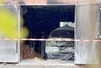 Lagerhalle in Flammen: Brand in Penig - In Penig brannte am Mitwoch eine Lagerhalle. Foto: Harry Härtel/haertelpress