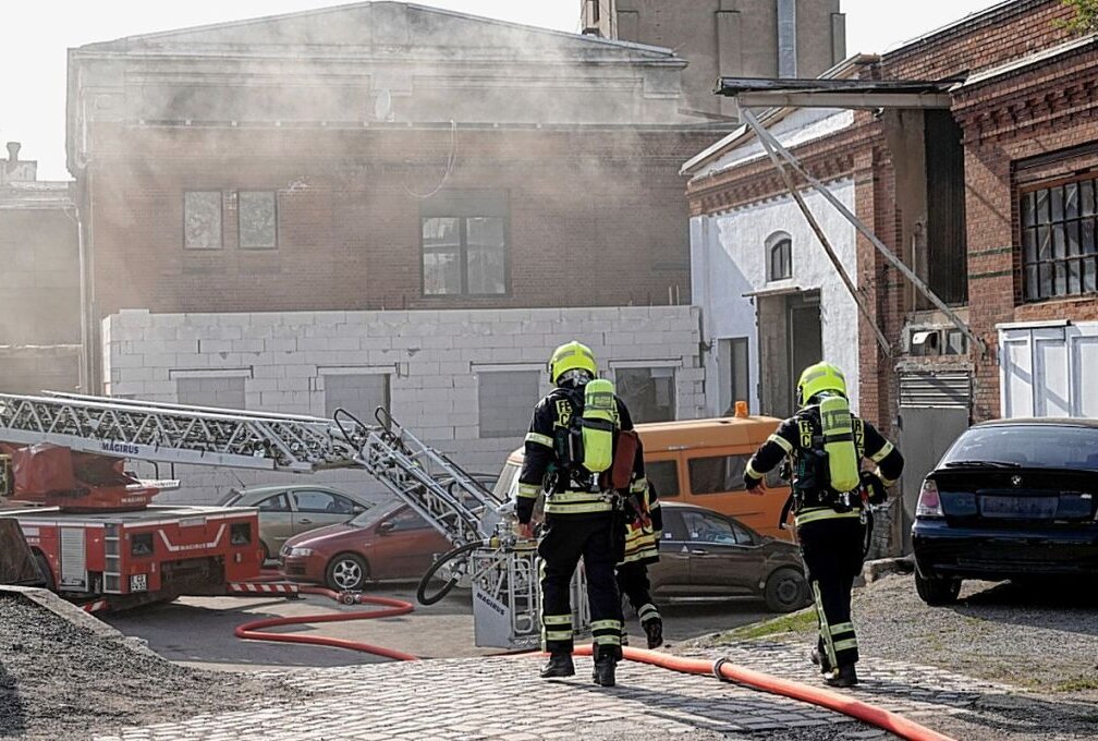 Lagerhallenbrand in Altchemnitz - Am Sonntag brannte in Altchemnitz eine Lagerhalle. Foto: Harry Härtel