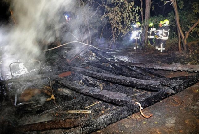 Lagerschuppen in Harthau in Flammen - Laut den Kameraden brannte im Wald ein Lagerschuppen auf zirka 10 x 20 Quadratmeter Fläche. Foto: Harry Härtel/haertelpress 