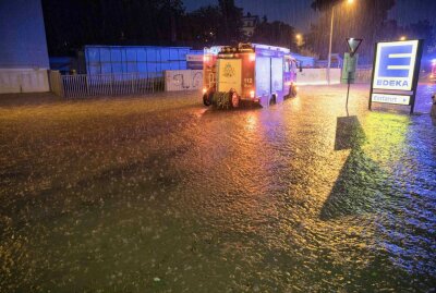 Land unter in Freiberg: Parkplatz überflutet - Starker Regen sorgte für Überflutungen in Freiberg. Foto: Marcel Schlenkrich