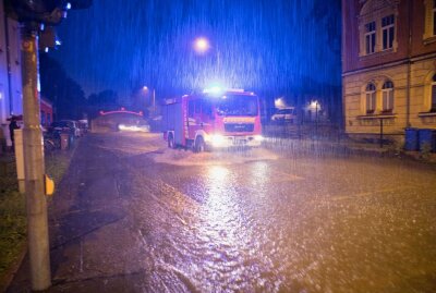 Land unter in Freiberg: Parkplatz überflutet - Starker Regen sorgte für Überflutungen in Freiberg. Foto: Marcel Schlenkrich