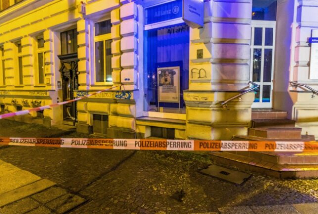Landeskriminalamt ermittelt wegen schweren Landfriedensbruch - Mehrere Personen zogen am Samstagabend durch die Comeniusstraße und beschädigten Gebäude. Foto: ArcheoPix