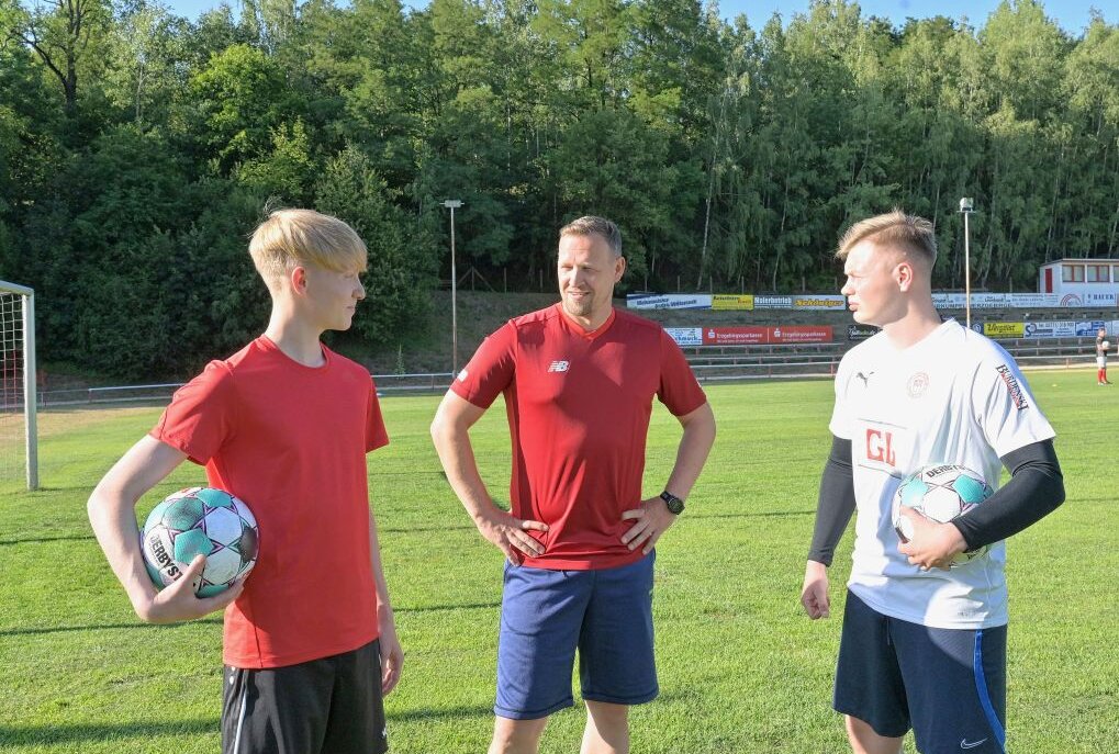 Landesliga-Team bestreitet erstes Testspiel gegen Zwickau - Trainer Enrico Kern (Mitte) mit Florian Weiß (li.) und Paul James Klaukien (re.) Foto: Ralf Wendland