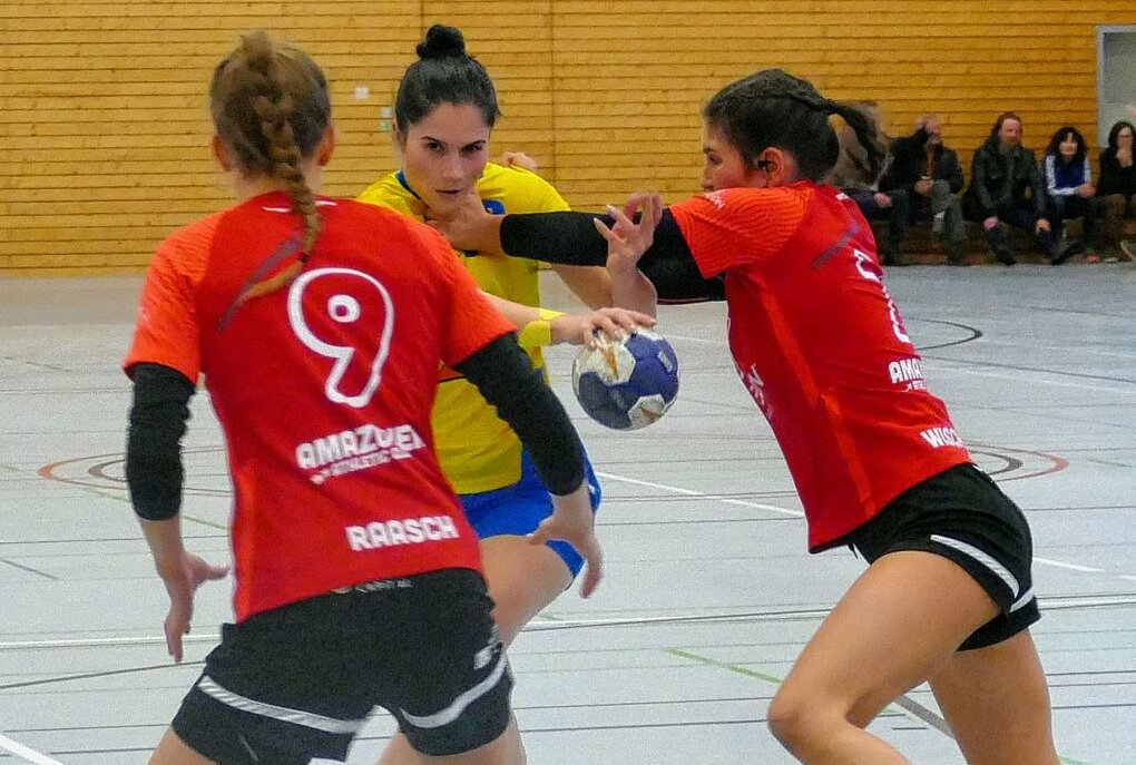 Landespokal soll Marienbergs Handballerinnen Schwung verleihen - Im Spiel zwischen den Marienberger Handballerinnen (gelbe Trikots) und den Amazonen aus Leipzig ging es hart zur Sache. Foto: Andreas Bauer