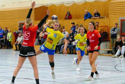 Landespokal soll Marienbergs Handballerinnen Schwung verleihen - So frei wie in dieser Szene kamen die Gastgeberinnen nicht immer zum Abschluss. Foto: Andreas Bauer