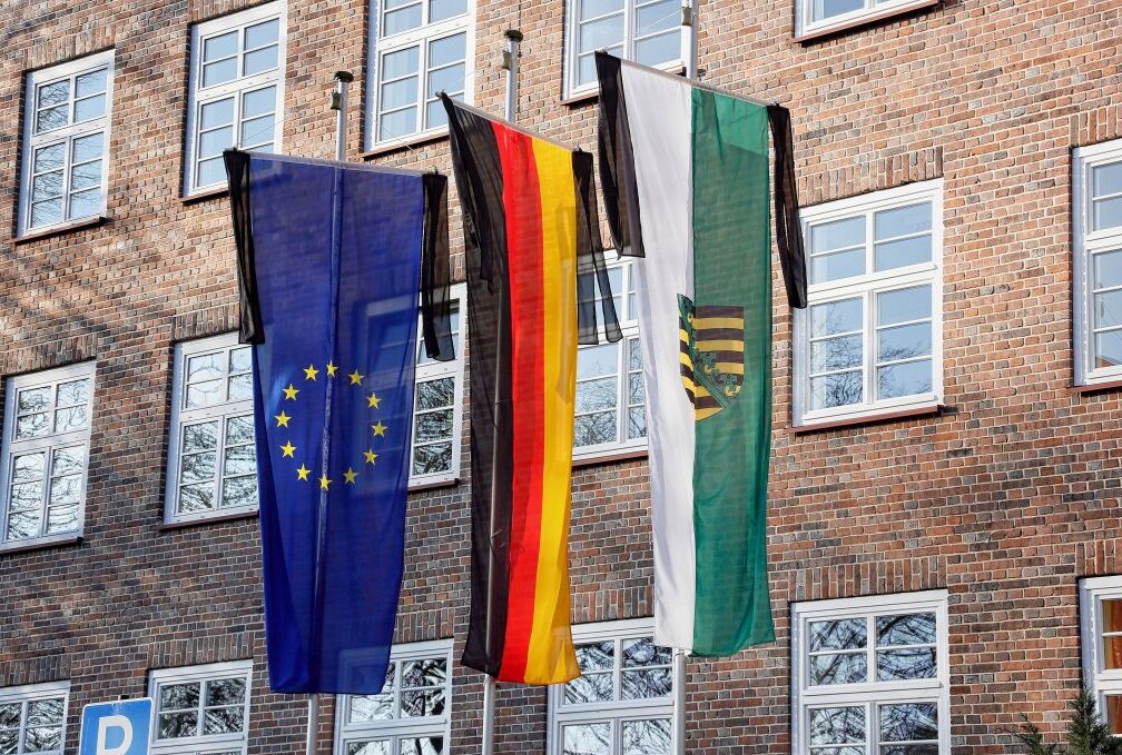 Landesweite Trauerbeflaggung am 19. September - Symbolbild Trauerflaggen. Foto: Harry Härtel