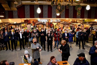 Landrat Keil weint zur Eröffnung des Europäischen Bauernmarktes in Plauen - Die Eröffnung des 26. Europäischen Bauernmarktes in der Biller-Veranstaltungshalle in Plauen war ein emotionales Ereignis. Foto: Karsten Repert