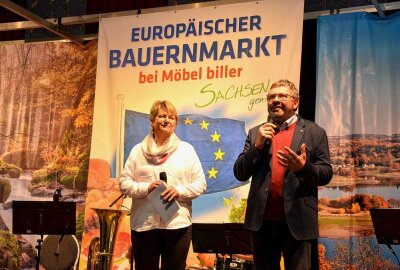Landrat Keil weint zur Eröffnung des Europäischen Bauernmarktes in Plauen - Die Eröffnung des 26. Europäischen Bauernmarktes in der Biller-Veranstaltungshalle in Plauen war ein emotionales Ereignis. Foto: Karsten Repert