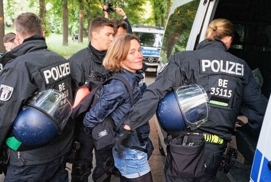 Landtagsabgeordnete Juliane Nagel bei Antifa-Demo in Leipzig von der Polizei festgenommen - Die sächsische Linken-Landtagsabgeordnete Juliane Nagel ist bei einer Demonstration in Leipzig von Polizisten festgenommen worden. Foto: xcitepress