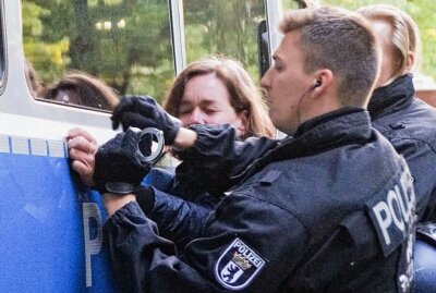 Landtagsabgeordnete Juliane Nagel bei Antifa-Demo in Leipzig von der Polizei festgenommen - Die sächsische Linken-Landtagsabgeordnete Juliane Nagel ist bei einer Demonstration in Leipzig von Polizisten festgenommen worden. Foto: xcitepress