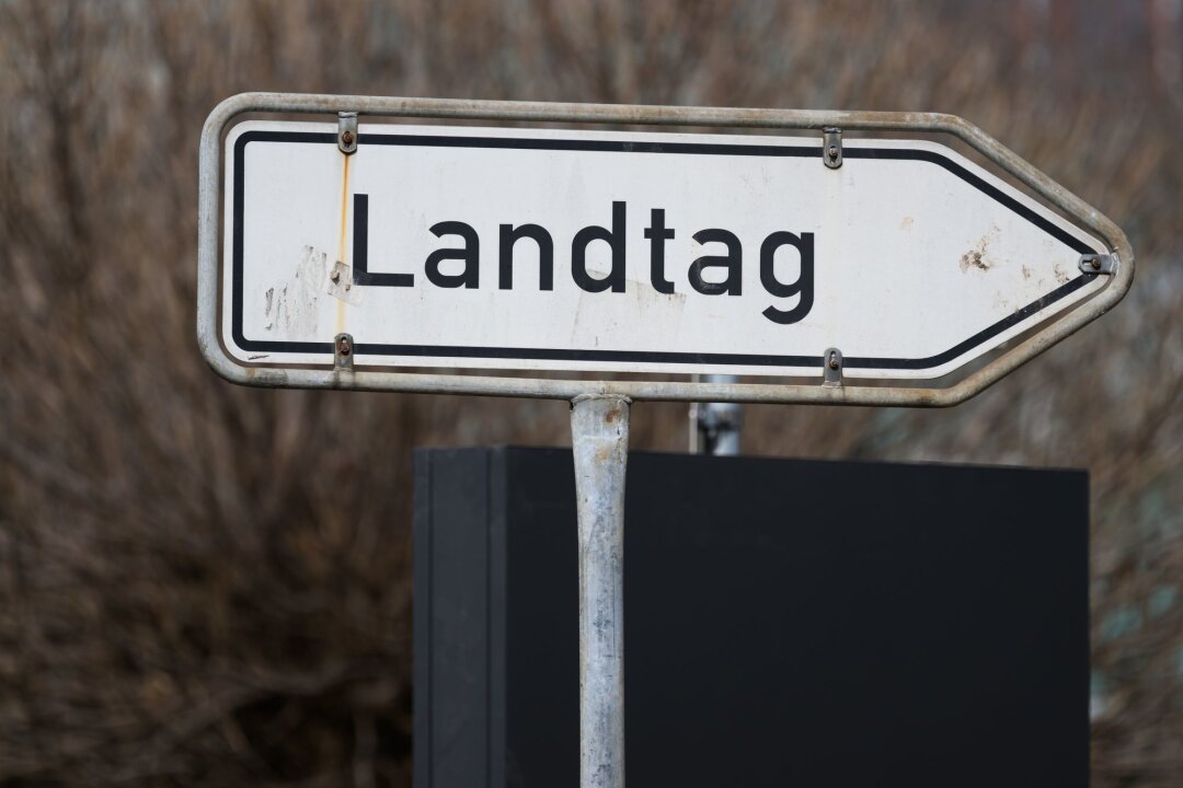 Landtagswahl in Sachsen: AfD liegt knapp vor der CDU - Ein Richtungsschild „Landtag“ steht an einer Straße in der Innenstadt.