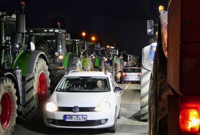 Landwirte setzen Zeichen: Traktordemos in Sachsen - Landwirte setzen ein Zeichen in Grimma. Foto: Sören Müller