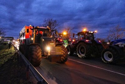 Landwirte setzen Zeichen: Traktordemos in Sachsen - Landwirte setzen ein Zeichen in Grimma. Foto: Sören Müller