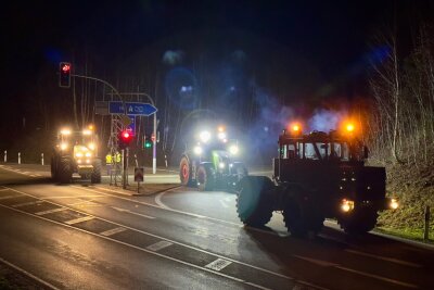 Landwirte sorgen für langen Stau im Berufsverkehr:  Auffahrt zur A72 blockiert - Bauern blockieren Autobahnauffahrten auf S255. Foto: Daniel Unger