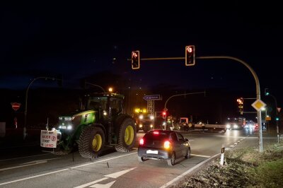 Landwirte sorgen für langen Stau im Berufsverkehr:  Auffahrt zur A72 blockiert - Bauern blockieren Autobahnauffahrten auf S255. Foto: Daniel Unger