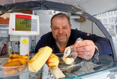 Langenchursdorf: Käseexperte trotzt Krise - Rainer Gutte bietet verschiedene Käsespezialitäten an. Foto: M. Pfeifer