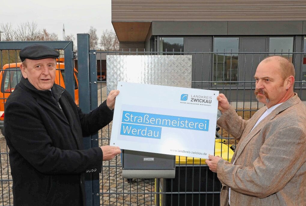 Landrat Christoph Scheurer (links) und Straßenmeister Jens Frenzel mit dem Firmenschild. Foto: Th. Michel