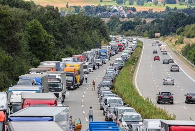 Langer Stau auf der A4: PKW fährt ungebremst in zwei LKW - Am Freitagmittag ereignete sich gegen 11.15 Uhr ein Verkehrsunfall. Foto: Andreas Kretschel