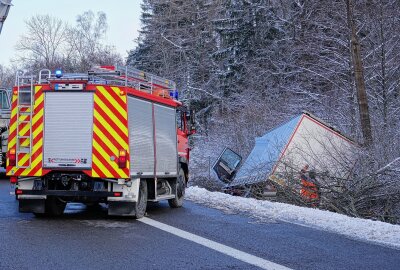 Langer Stau nach schwerem Crash auf A4: LKW schleudert in Graben - Am Freitagmorgen kam es zu einem Verkehrsunfall auf der A4, bei dem der Fahrer eines LKWs schwer verletzt wurde. Foto: Roland Halkasch