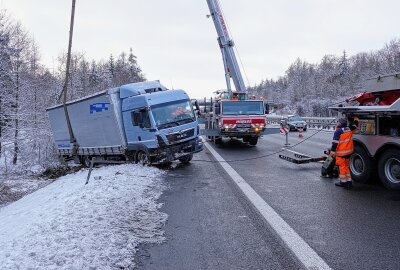 Langer Stau nach schwerem Crash auf A4: LKW schleudert in Graben - Am Freitagmorgen kam es zu einem Verkehrsunfall auf der A4, bei dem der Fahrer eines LKWs schwer verletzt wurde. Foto: Roland Halkasch
