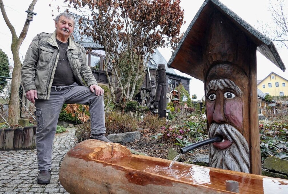 Auch im heimischen Garten von Helmut Müller wird deutlich, dass der Dittersdorfer mit Holz geschickt umgehen kann. Foto: Andreas Bauer