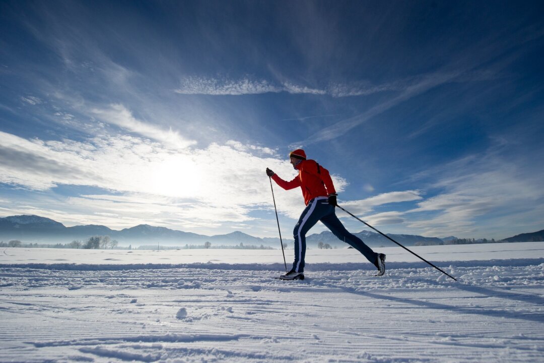 Langlaufen: Ausrüstung je nach Technik unterschiedlich - Langlaufski sind schmaler und leichter als Alpin-Ski. Welche Länge die richtige ist, hängt neben dem Fahrstil und der Körpergröße auch vom Gewicht ab.