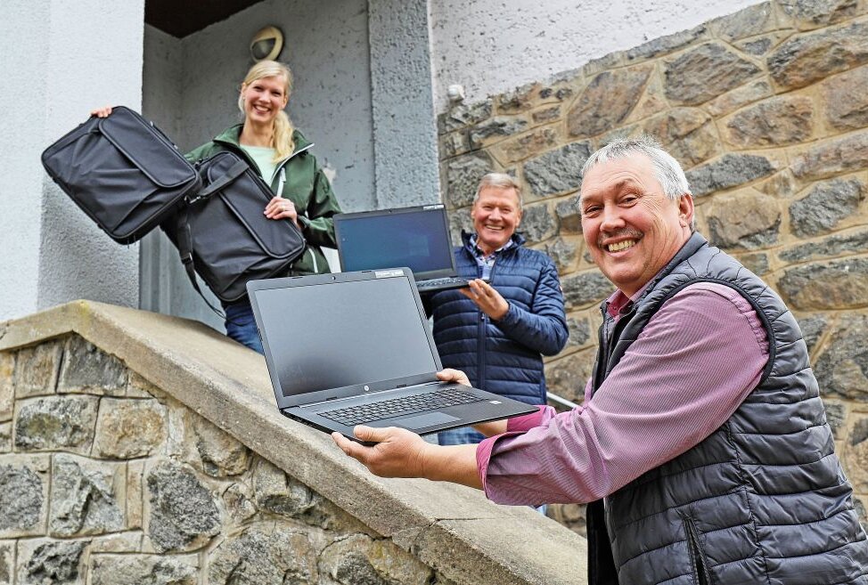 Laptops für Wohngruppe der Kinderarche in Freiberg - Julia Pergande, Frank Pillau und Volker Haupt (v.l.) bei der Übergabe der Laptops. Foto: Wieland Josch