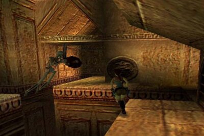 Lara Croft vor dem Comeback: So sehr hat sich die "Tomb Raider"-Heldin im Lauf der Zeit verändert - In ihrem vierten Abenteuer "The Last Revelation" (1999) verschlägt es die Adventure-Lady ins Reich der ägyptischen Mythologie. Konsolenspieler halten sich beim Kampf gegen den bösen Gott Seth vorzugsweise an die hübschere Dreamcast-Version.