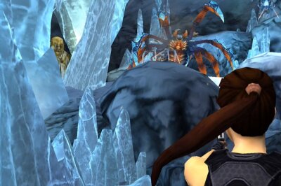 Lara Croft vor dem Comeback: So sehr hat sich die "Tomb Raider"-Heldin im Lauf der Zeit verändert - Für ihren ersten Mobile-Auftritt unter iOS und Android hat sich Lara 2015 überdeutlich vom Free-to-Play-Erfolg "Temple Run" inspirieren lasen: In "Relic Run" sprintet Lara automatisch durch komplexe 3D-Levels - per Touchscreen-Kommando weicht sie dabei Hindernissen aus. Außerdem darf die Heldin in einigen Sequenzen ihre Knarren auspacken, um sich gegen Yetis und Riesenspinnen zu wehren.