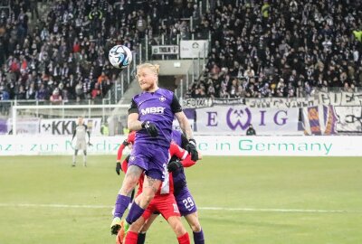 Last-Minute-Sieg versetzt den FC Erzgebirge Aue in Freudentaumel - Marvin Stefaniak steigt hier zum Kopfball am höchsten. Foto: Alexander Gerber