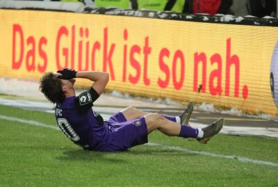 Last-Minute-Sieg versetzt den FC Erzgebirge Aue in Freudentaumel - Mirnes Pepic erzielt in der Nachspielzeit das Siegtor. Foto: Alexander Gerber