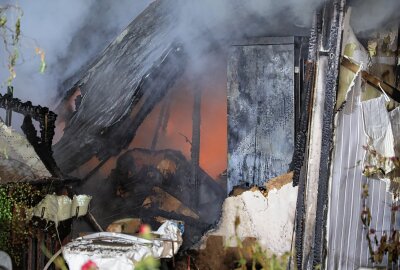 Laube brennt vollständig aus in Gartenanlage - Laubenbrand in Dresden. Foto: Roland Halkasch
