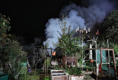 Laube brennt vollständig aus in Gartenanlage - Laubenbrand in Dresden. Foto: Roland Halkasch