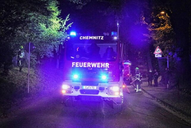 Laube in Chemnitz fängt Feuer - Dank des schnellen Handels der Feuerwehr konnte eine Ausbreitung verhindert und der Brand schnell gelöscht werden. Foto: ChemPic