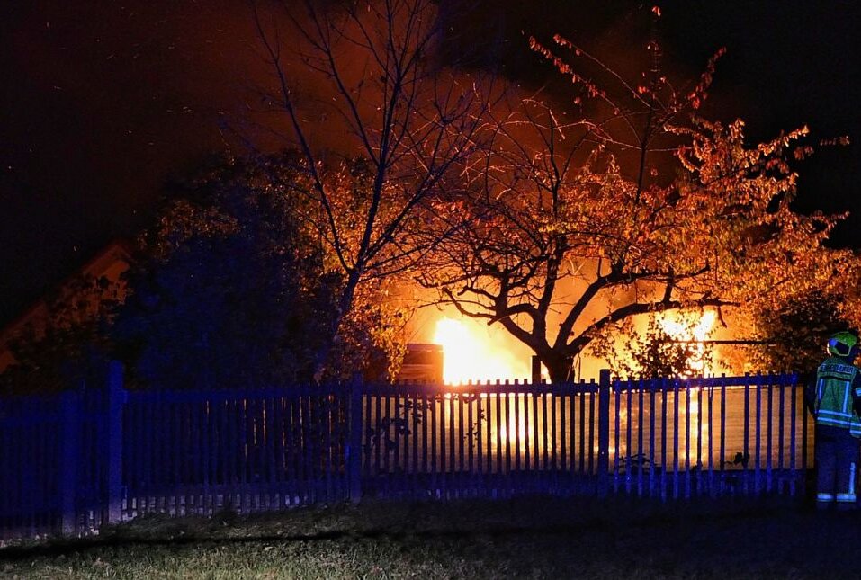 Laube in Grimma brennt vollständig ab - Die Laube in der Gartenanlage brannte vollständig nieder. Foto: Sören Müller
