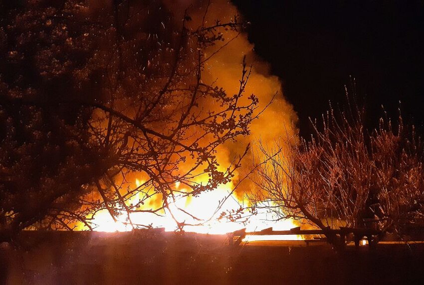 Laube in Leipzig steht lichterloh in Flammen - In Leipzig kam es in der vergangenen Nacht zu einem Brand. Foto: Anke Brod