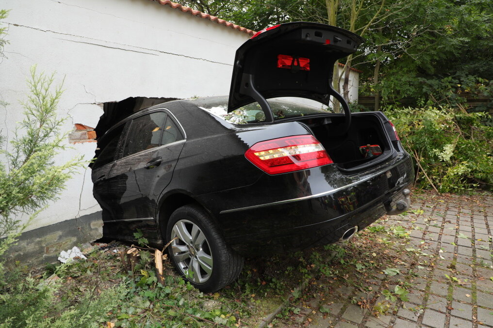 Laubegast: PKW kracht durch Wand eines Lagers - Der Fahrer eines PKW Mercedes-Benz E350 verlor auf einem Parkplatz die Kontrolle über seinen Wagen. 